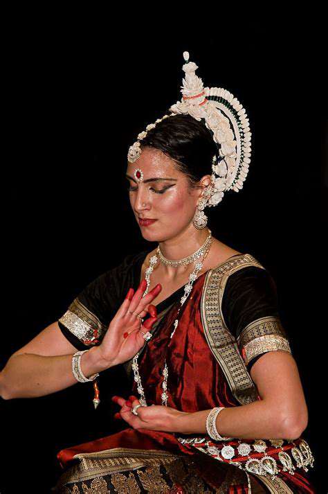 BeyondtheInstrument:GesturalLanguageoftheHandsinDance